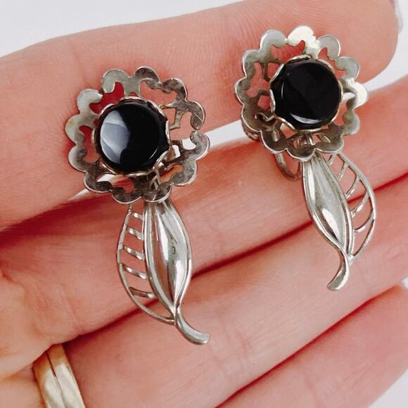 Vintage Mid Century Silver Tone Black Glass Floral Southwest Screw Back Earrings - Picture 4 of 11